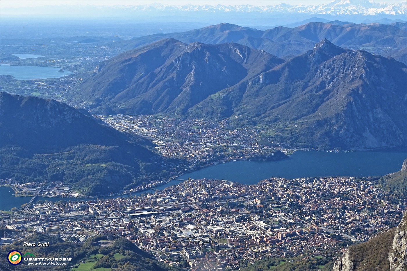 65 Vista zoomata su Lecco, i suoi laghi, i suoi monti.JPG